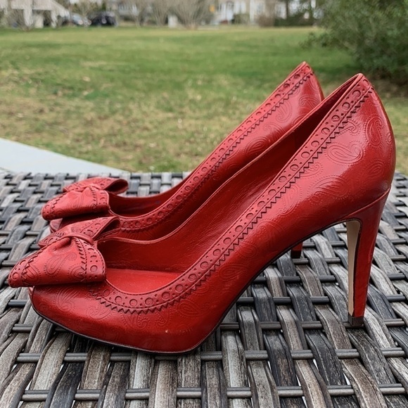 COLE Haan Nike Air Red Paisley Embossed Peep Toe Pumps with Bow - Picture 9 of 16